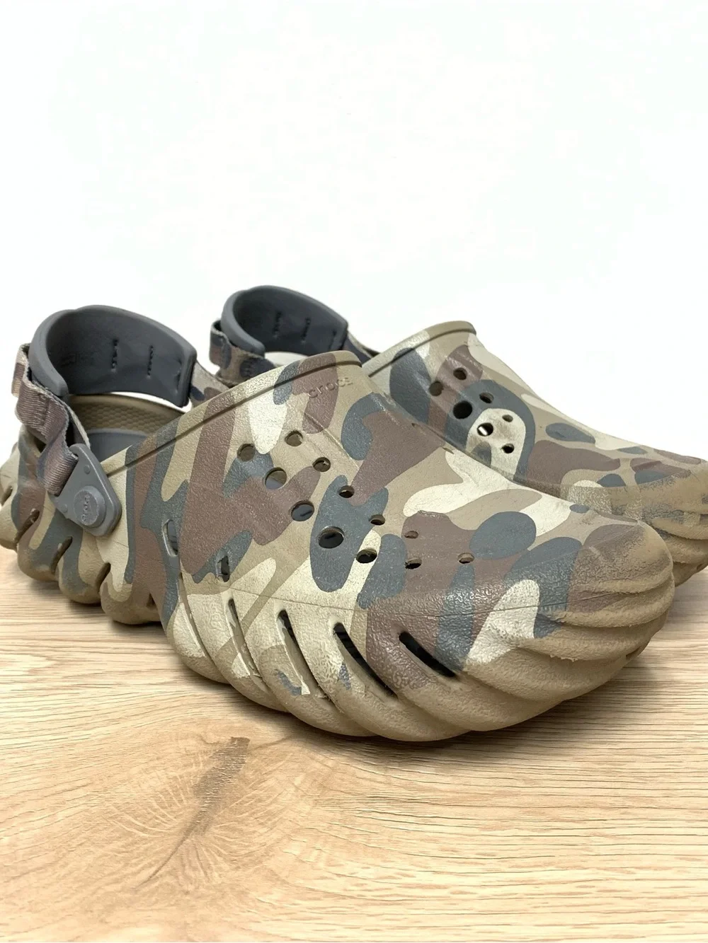 Crocs Echo Camo Redux Clog Shoes Mens 7 Womens 9 Gray Tan Camouflage Scuffs